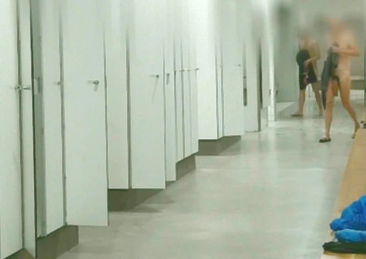 Huge cock in an Austrian public swimming pool