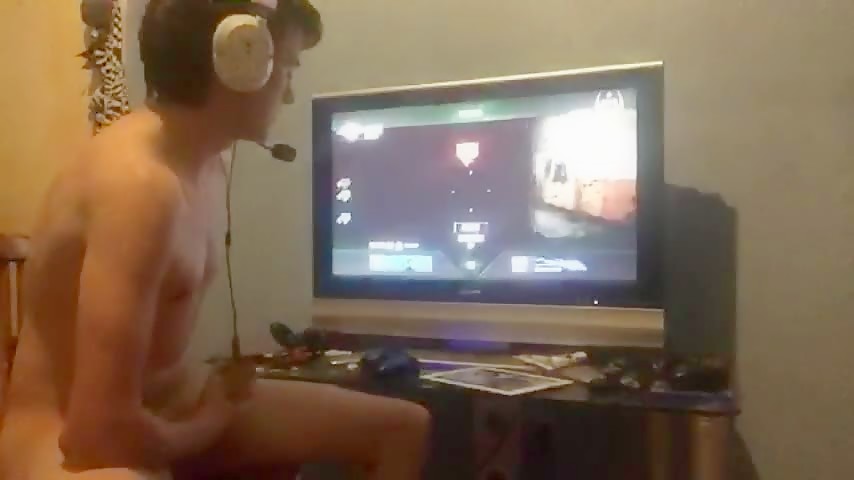uncut gamer guy jacks off during game