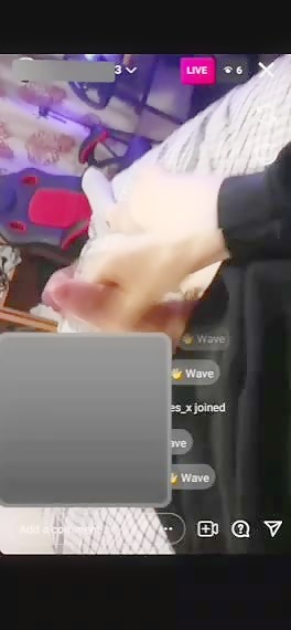 Gamer boy cums om Instagram live