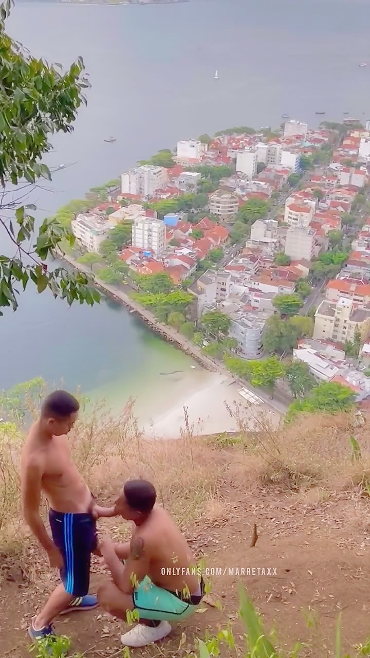 Tomou uma gozada no cu