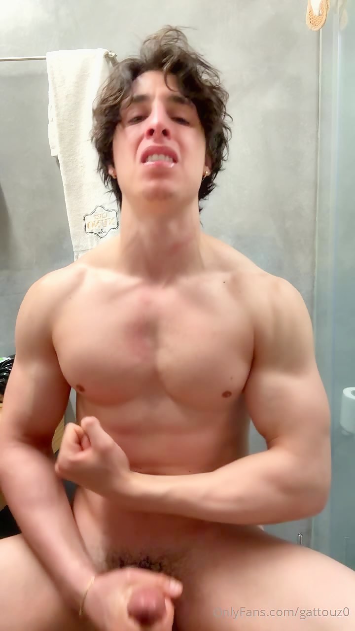 gattouz0 cumming alone in the bathroom